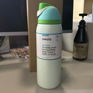 Owala Spearmint 40oz Free Sip Water Bottle, Color Drop NWT
